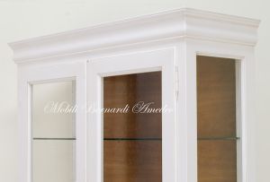 Classic wooden display cabinet with 2 doors and curved legs, two-tone white and wood-coloured finish